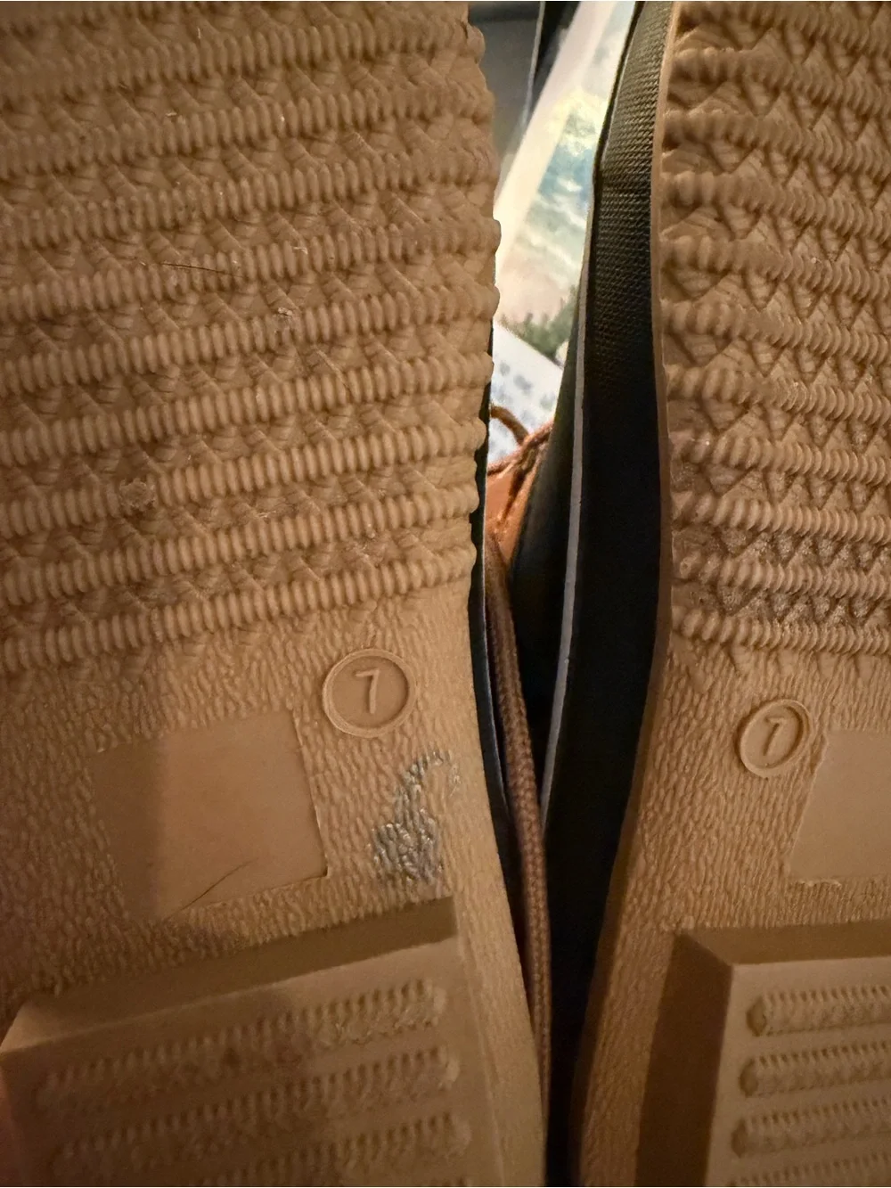 Khombu tan lace